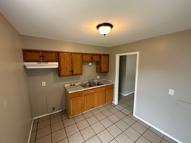 5073-5075 N 46th St. (Duplex) - 5073-5075 N 46th St. (Duplex) Apartment Unit 5075 Upper