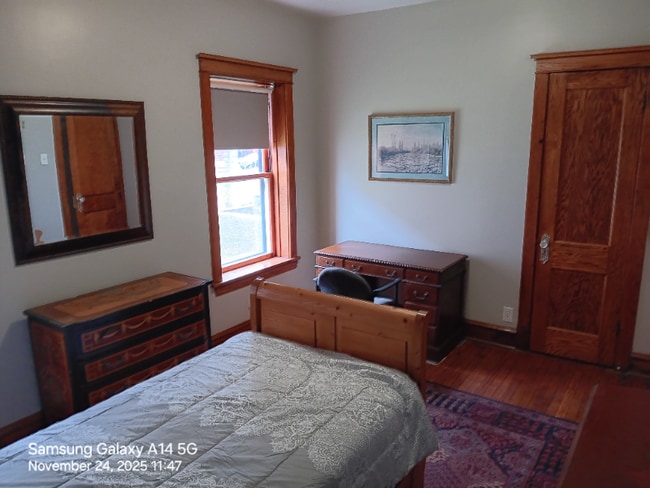 Building Photo - 552 N Lawler Ave