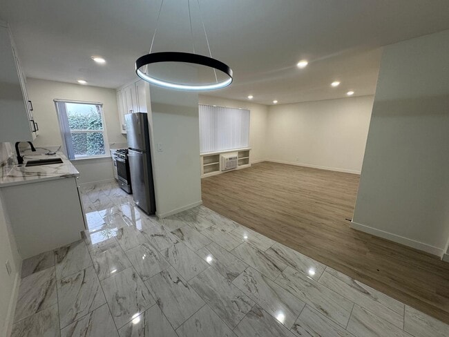 Photo - 10840 Hortense St