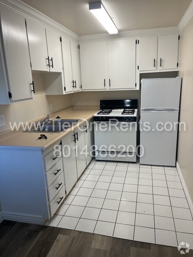 Building Photo - Move-in special: $500 off First months rent Unit 2900-4 Rental