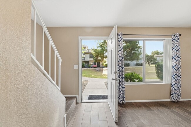 Building Photo - Beautifully maintained 3-bedroom, 2.5-bath Condo in the heart of Phoenix! Unit 1096
