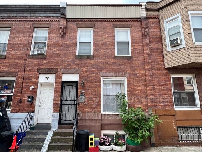 Photo - 638 E Cornwall St House