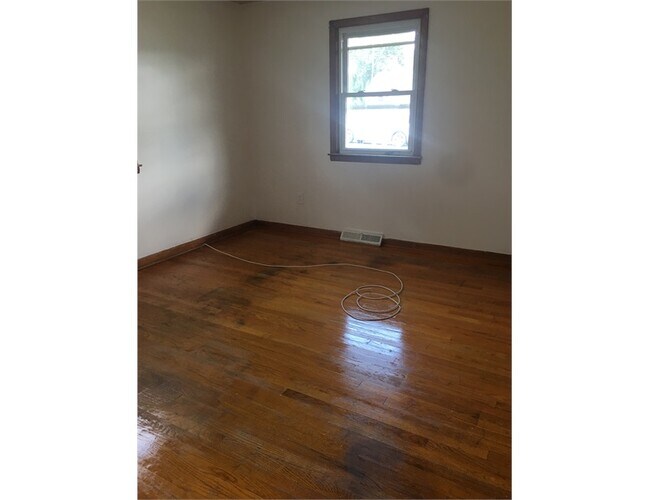 Photo - 105 Warfield Rd