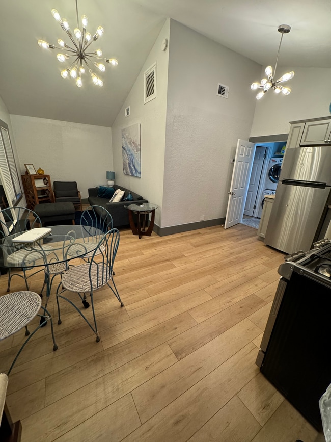 Photo - 3045 Melton St N