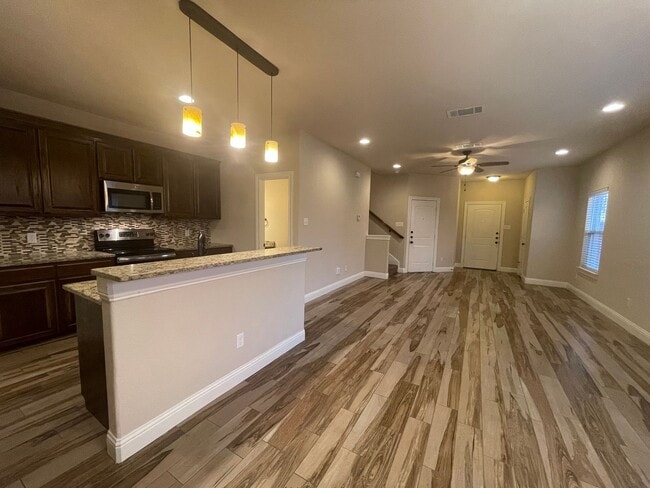 Building Photo - FREE RENT $$$ 3/2.5 Townhome w/ STUNNING O... Unit 7912 Branch Way