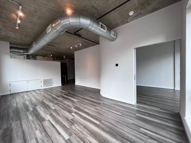 Photo - Large, Upgraded 2 Bed/2 Bath Loft off Mass... Unidad 301