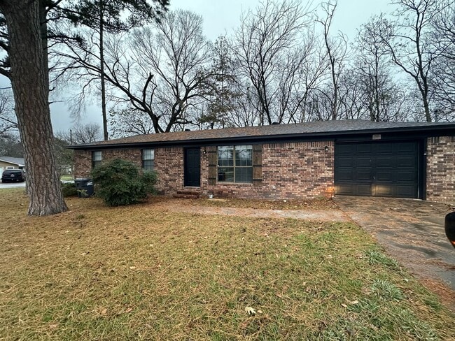 Building Photo - Welcome to this charming 3-bedroom, 1.5-bathroom home located in the heart of Russellville, AR.