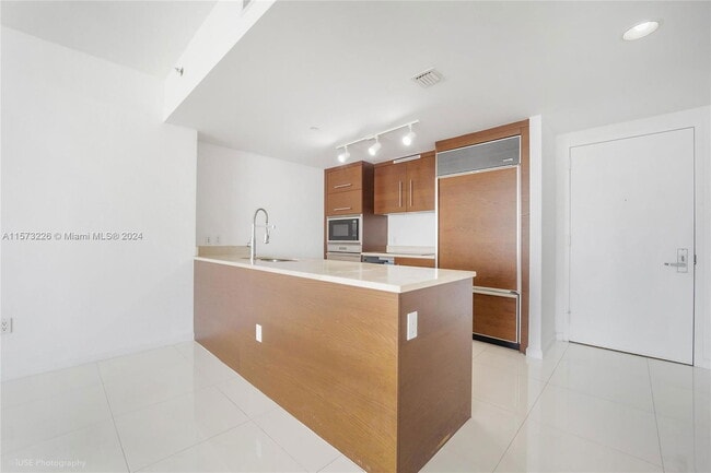 Building Photo - 465 Brickell Ave Unit 5606