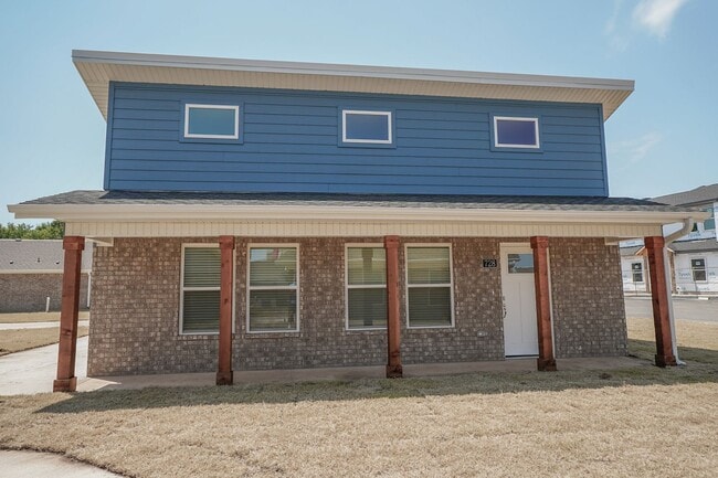 Building Photo - 2 Bedroom 2 Baths, Very Close to U of A!!
