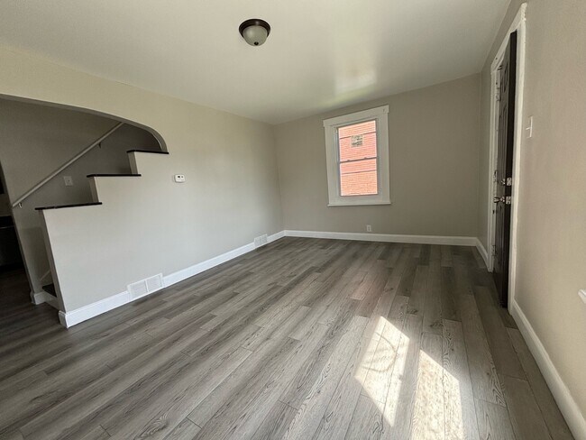 Photo - 929 Vankirk St