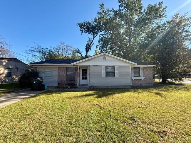 Building Photo - Coming soon! 4 bedrooms 1.5 bathrooms!