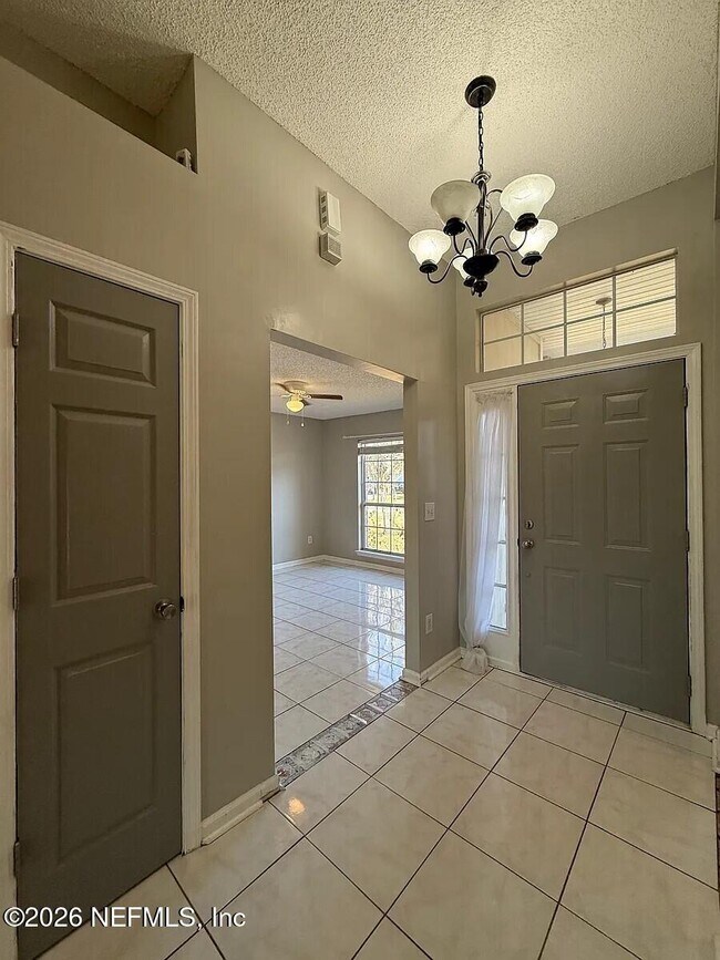 Photo - 913 Mackinaw Trail