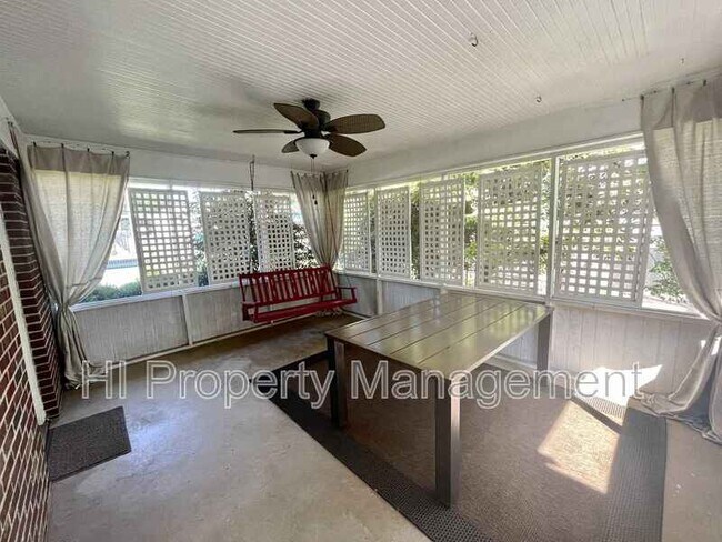 Photo - 137 W Main St