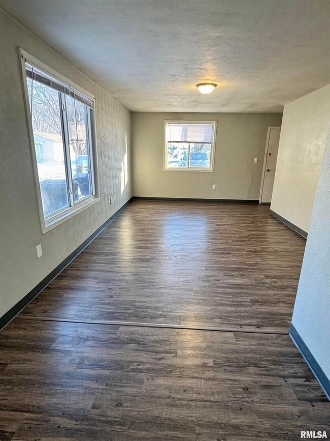 Photo - 902 39th St Ct