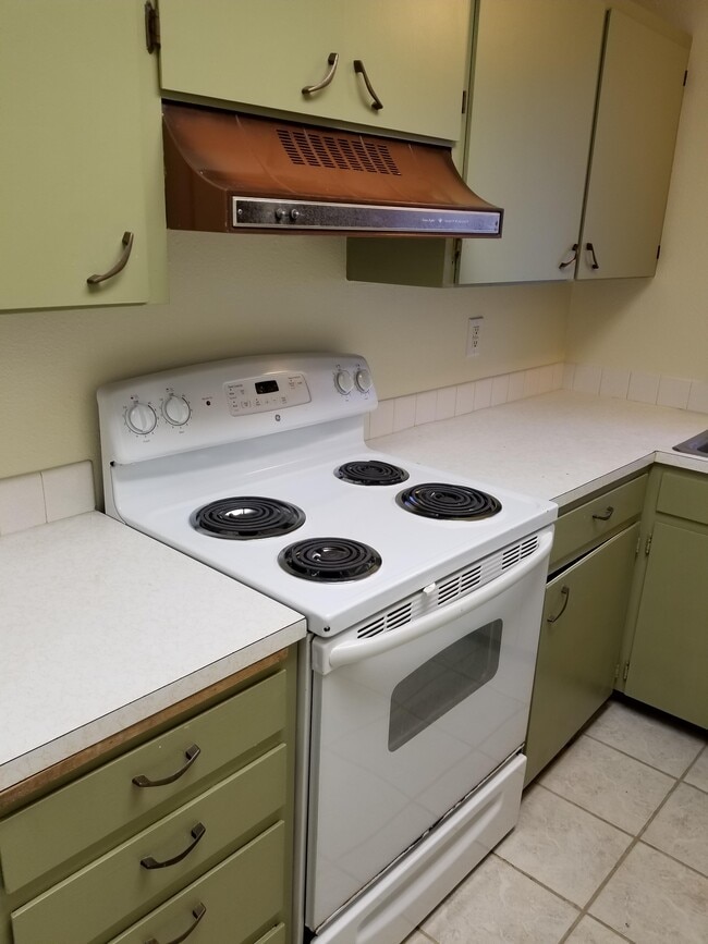 LOTS OF COUNTER SPACE - 511 Constitution Ave S Unit 511