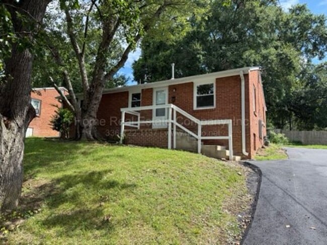 Building Photo - 828 W. Eighth Street Rental