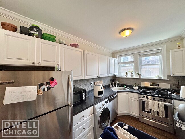 Photo - 3820 N Greenview Ave Apartments
