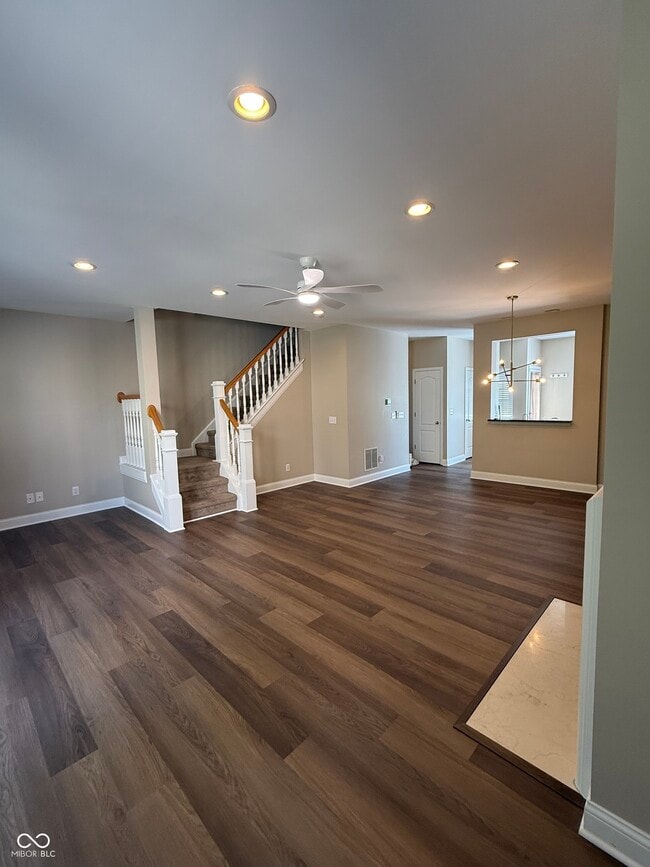 Photo - 925 Junction Pl