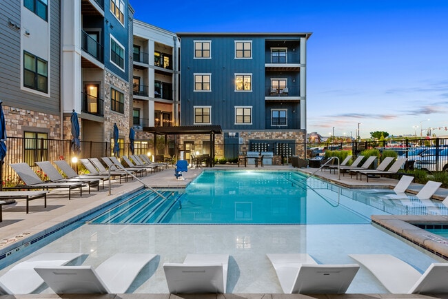 Building Photo - Pine and Parker