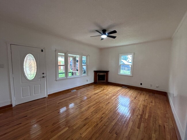 Photo - 2/1 Bungalow in Eden with Detached garage and fenced backyard!
