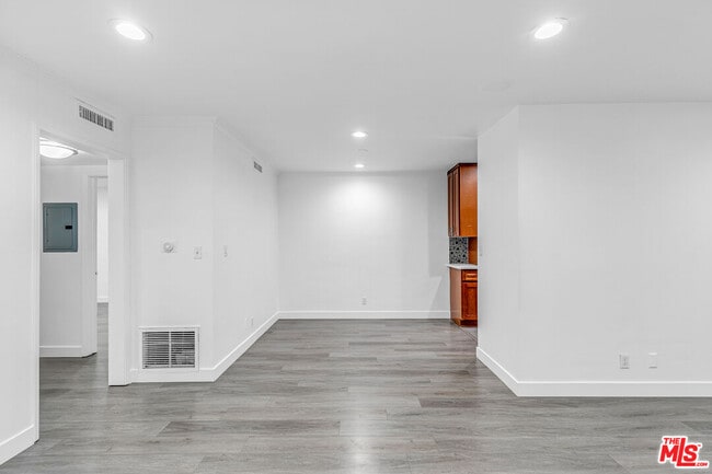 Photo - 1837 N La Brea Ave Unidad 2