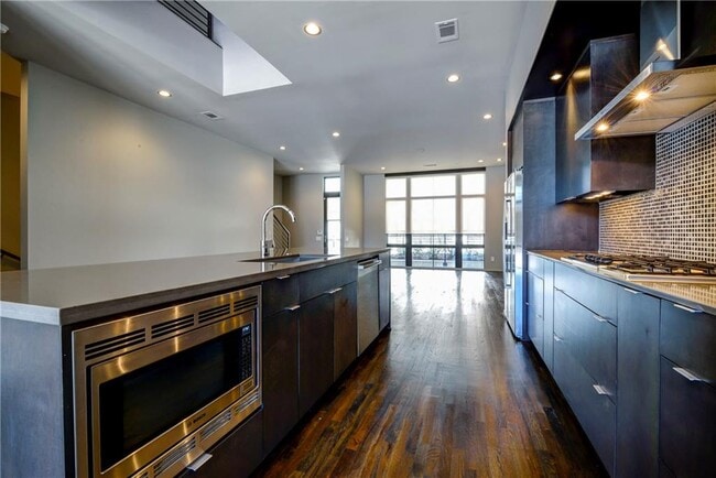 Photo - 721 Longleaf Dr NE