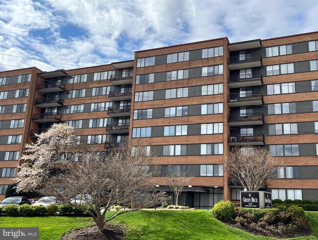 Building Photo - 4390 Lorcom Ln Unit 810