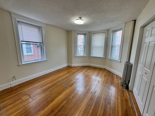 Building Photo - 8 Barrows St Unit 2