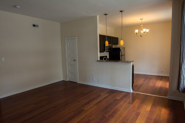 Photo - Indy Colonial Apartments