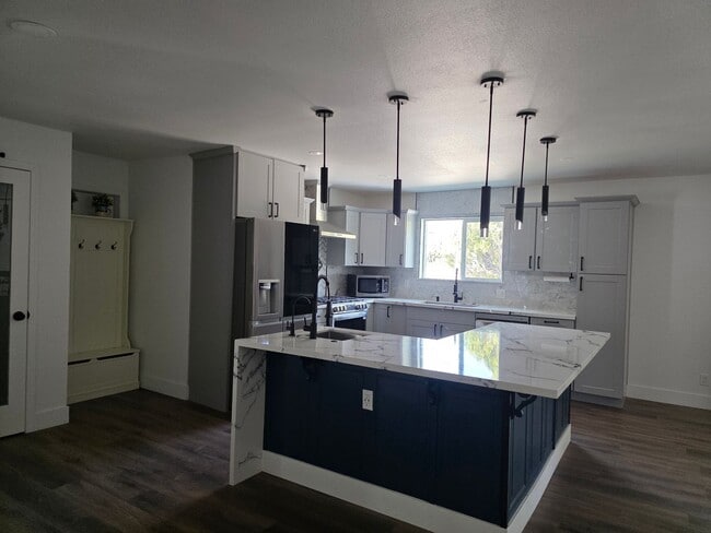 3280 Everett Dr