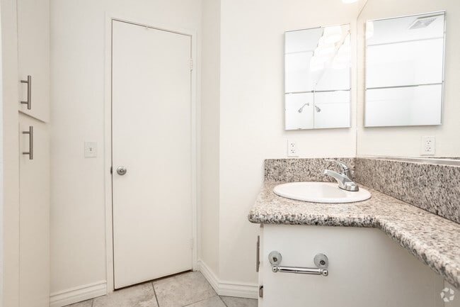 2BR, 2BA - 850 SF