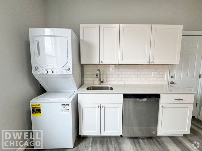 Building Photo - 1500 W Walton St Rental