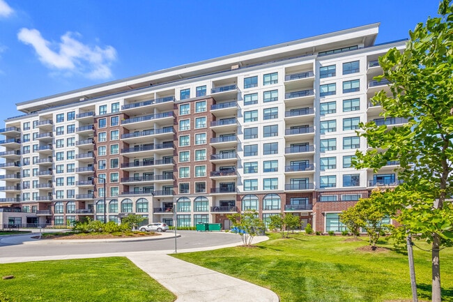 Building Photo - Luxury 3 Bdrm Condo for Rent in NorthLink * Parking * Storage * 10th Floor Views Unit 1003