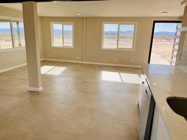 Building Photo - Quiet 2 bd House Surrounded by Open Desert