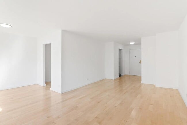 Photo - 372 Central Prk W