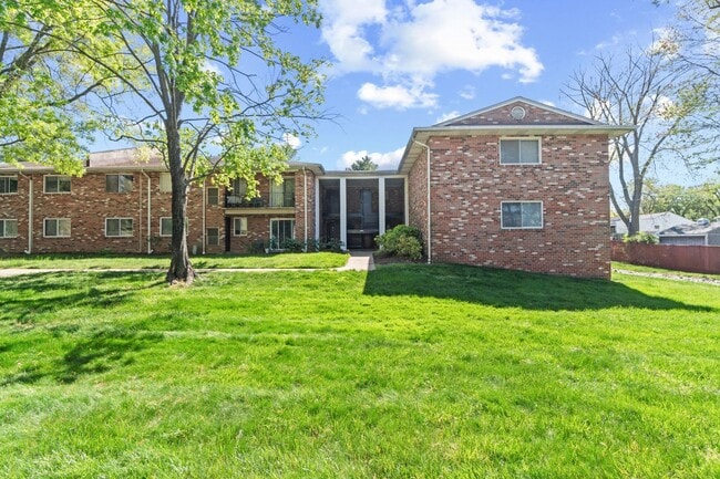 Building Photo - Fairwinds. Renovated and Updated. Spacious 2 bed 2 bath ground level condo in Annapolis! Unit A