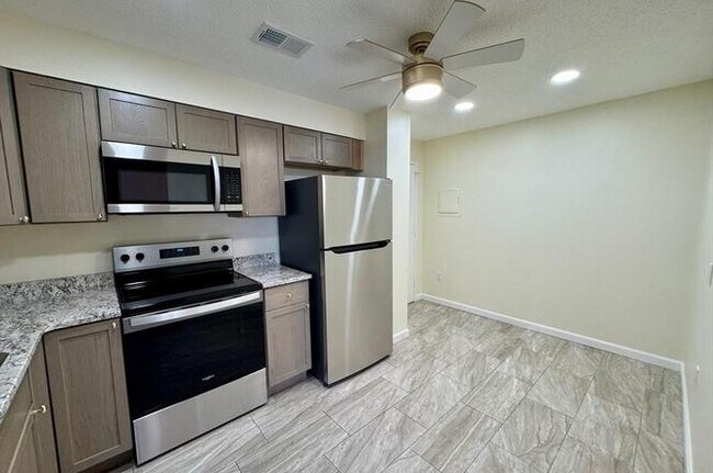 New appliances - 1004 Paradise Rd Unit PHJ