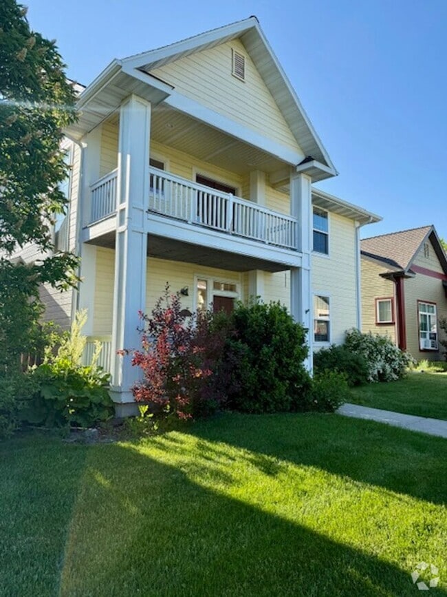 Building Photo - 3 Bedroom 3 Bathroom House Located Near a ...