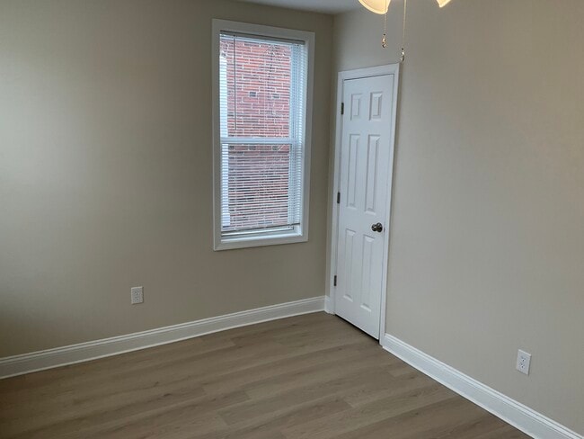 Photo - 5465 Pine St