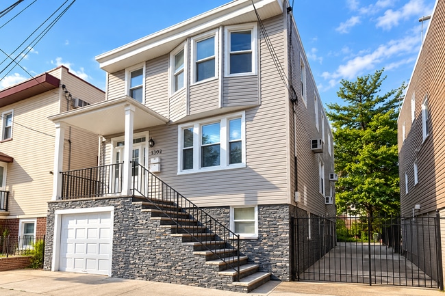 Building Photo - 1302 7th St Unit 2