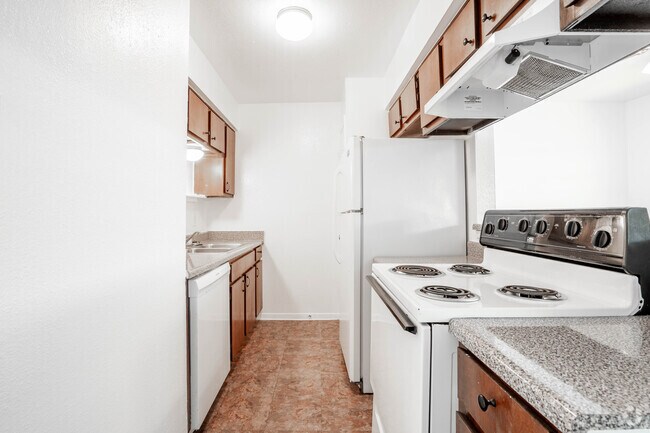 2 BR, 1 BA - Kitchen