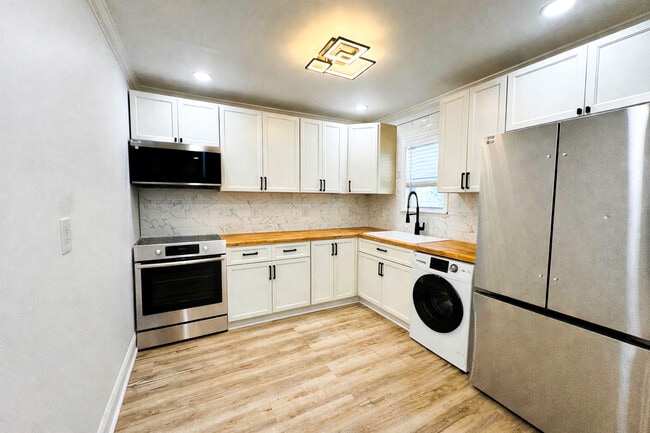 Building Photo - 711 W 44th St Unit C