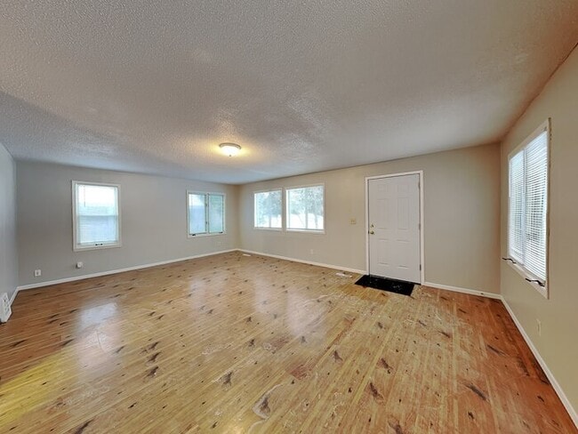 Photo - 1856 Clear Ave E