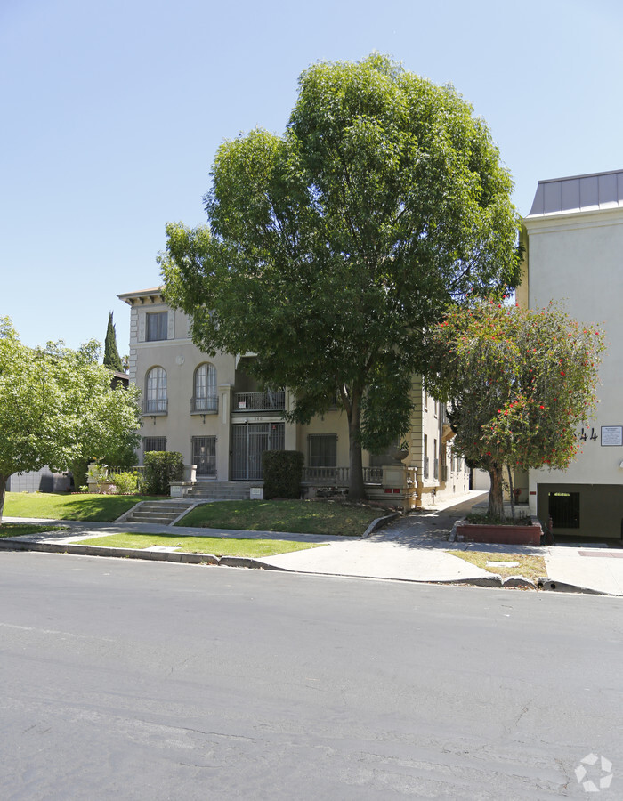 Photo - 540 S St Andrews Pl Apartments