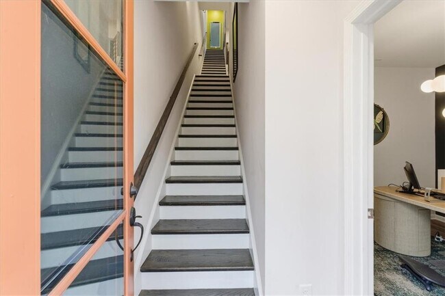 Photo - 444 Latta St NE