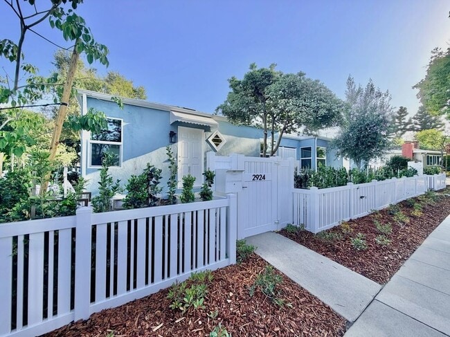 Photo - 2924 W Riverside Dr