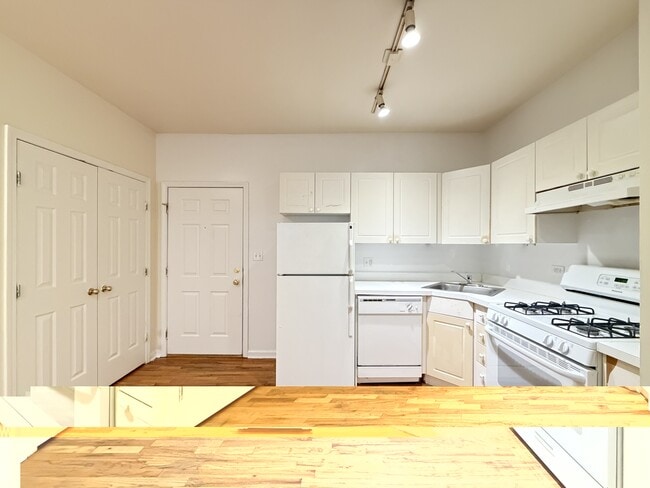 Photo - 909 W Dakin St Unit J09W