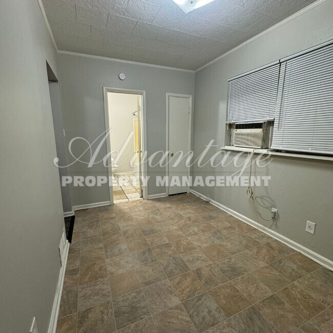 Photo - Newly Renovated Home - 1/2 OFF THE 1ST MO... Unidad #2