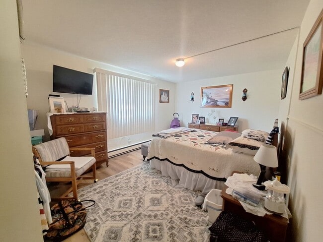 Photo - LARGE 3 Bedroom Apartment - AVAILABLE SEPTEMBER Unit 2406 Hill Ave - 4