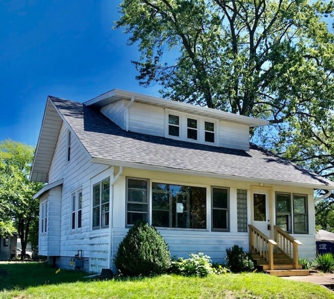 Building Photo - Charming Completely Remodeled Home!